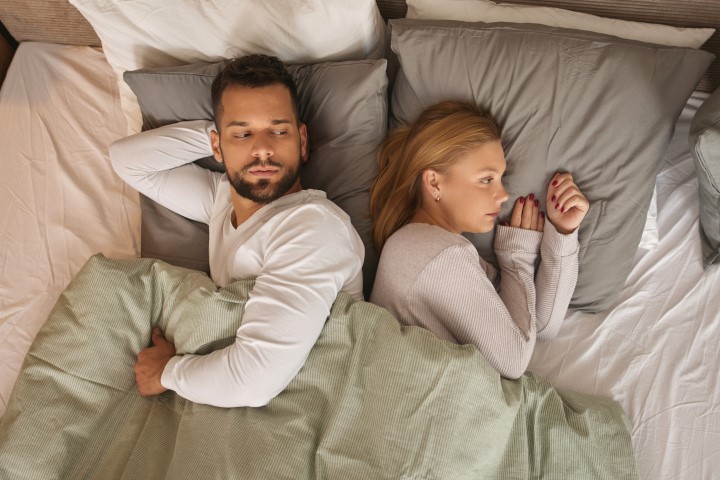 Schnarchen loswerden - genervtes Paar